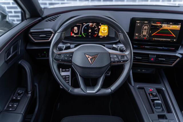 Cupra Leon 1.4 e-Hybrid VZ Adrenaline | Plug-in Hybrid (PHEV) | Achteruitrijcamera | Parkeersensoren | Keyless Entry | Lichtmetalen Velgen 19 inch | LED Koplampen | Stoelverwarming | Cruise Control Adaptief | Dodehoekdetectie | Navigatie | Apple Carplay | Android Au