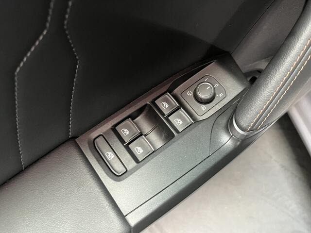 Cupra Leon 1.4 e-Hybrid Performance / AUTOMAAT/ CAMERA/ PARK. SENSOREN/ LED/ STOEL-STUURVERWARM./ KEYLESS/ FULL LINK/ ADAPT. CRUISE/ NAVI/ CLIMA/ DAB