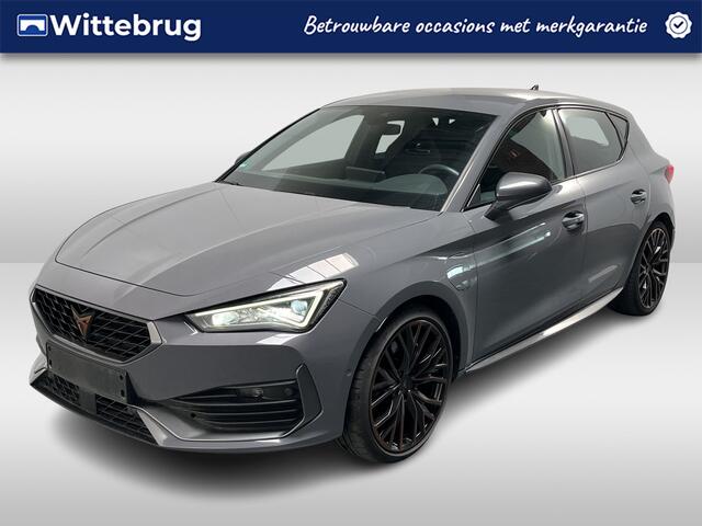 Cupra Leon 1.4 e-Hybrid VZ Performance / AUTOMAAT/ 245 PK/ PARK.SENSOREN V+A/ CAMERA/ ACC/ STUUR+STOELVERWARM./ DODEHOEK/ KEYLESS/ DIGITAL DASH/ RIJ-MODI/ NAVI/ DAB/ CLIMA/ LED/ 19'' LMV