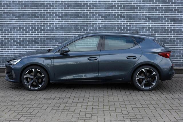Cupra Leon 1.4 e-Hybrid Business | Cruise Control Adaptief | Stoelverwarming | Parkeersensoren | LED Koplampen | Virtual Cockpit | Navigatie | Apple Carplay | Android Auto | Keyless Entry | Lichtmetalen Velgen 18 inch | Plug-in Hybrid (PHEV)
