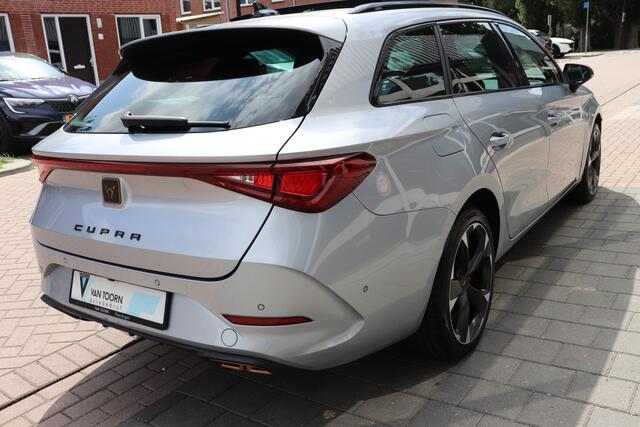 Cupra Leon Sportstourer 1.5 eTSI Business Edition Automaat. Panorama dak, sfeer verlichting, navigatie.