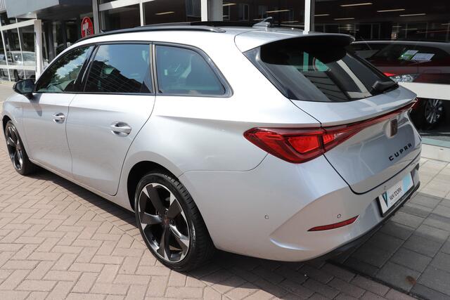 Cupra Leon Sportstourer 1.5 eTSI Business Edition Automaat. Panorama dak, sfeer verlichting, navigatie.