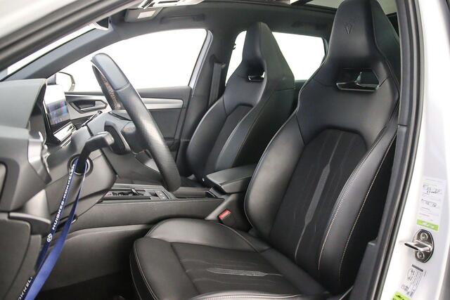Cupra Leon Sportstourer VZ Performance 1.4 TSI e-Hybrid 245pk DSG Automaat Panoramadak, Cruise control, Navigatie, Achteruitrijcamera, Stuurwiel verwarmd, Parkeersensoren, LED koplampen