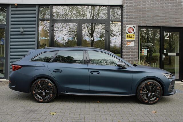 Cupra Leon Sportstourer 1.4 e-Hybrid 180kW VZ Copper Edition Pano/LED/Leder/Kuipstoelen/Camera/Keyless/DCC/ACC/Virtual Cockpit/Dodehoek/19"