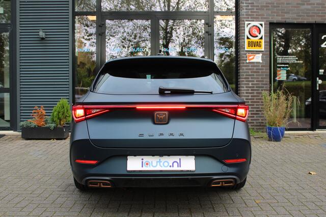 Cupra Leon Sportstourer 1.4 e-Hybrid 180kW VZ Copper Edition Pano/LED/Leder/Kuipstoelen/Camera/Keyless/DCC/ACC/Virtual Cockpit/Dodehoek/19"