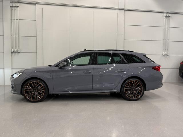 Cupra Leon Sportstourer 1.4 e-Hybrid VZ Copper Edit. PANO/19"/KUIPSTOELEN/CAMERA/STUURKNOPPEN/SFEER/ACC/KEYLESS/DRIVE-PROFILE/CARPLAY/STOEL+STUURVERW/ELECTR.A.KLEP/GRAPHENGRAU/VOLLEDIG CUPRA DEALER HISTORIE INCL OH BEURT
