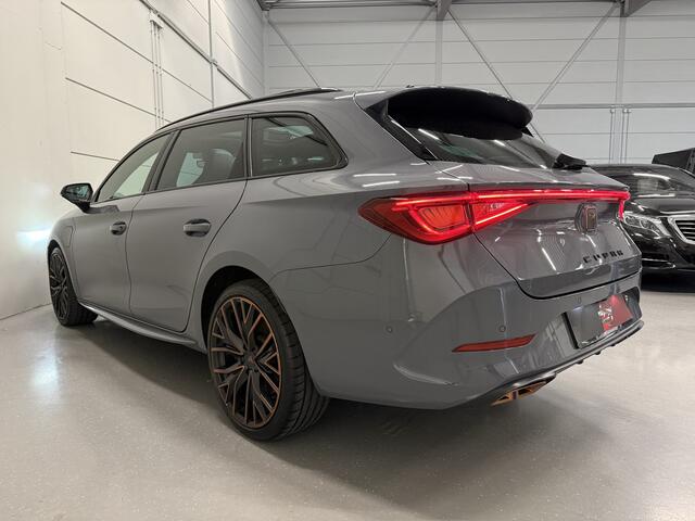 Cupra Leon Sportstourer 1.4 e-Hybrid VZ Copper Edit. PANO/19"/KUIPSTOELEN/CAMERA/STUURKNOPPEN/SFEER/ACC/KEYLESS/DRIVE-PROFILE/CARPLAY/STOEL+STUURVERW/ELECTR.A.KLEP/GRAPHENGRAU/VOLLEDIG CUPRA DEALER HISTORIE INCL OH BEURT
