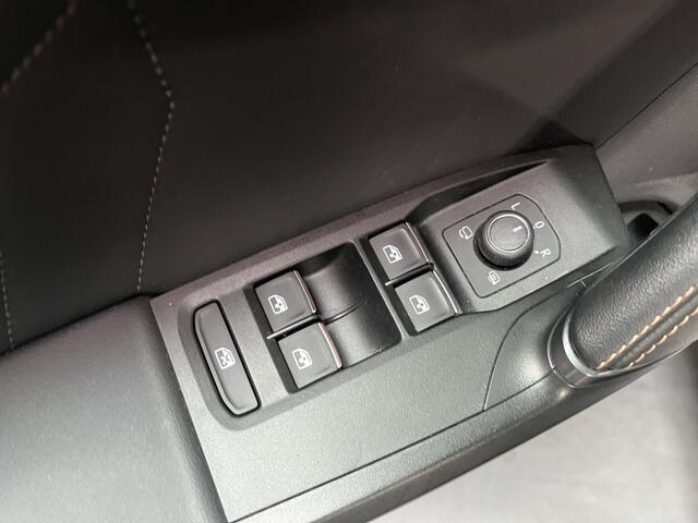 Cupra Leon Sportstourer 1.4 e-Hybrid Performance / AUTOMAAT/ PANO/ CAMERA/ PARK. SENSOREN/ DODE HOEK/ KEYLESS/ FULL LINK/ STOEL-STUURVERWARM./ ADAPT. CRUISE/ PARK. ASSIST/ LED/ NAVI/ CLIMA/ DAB