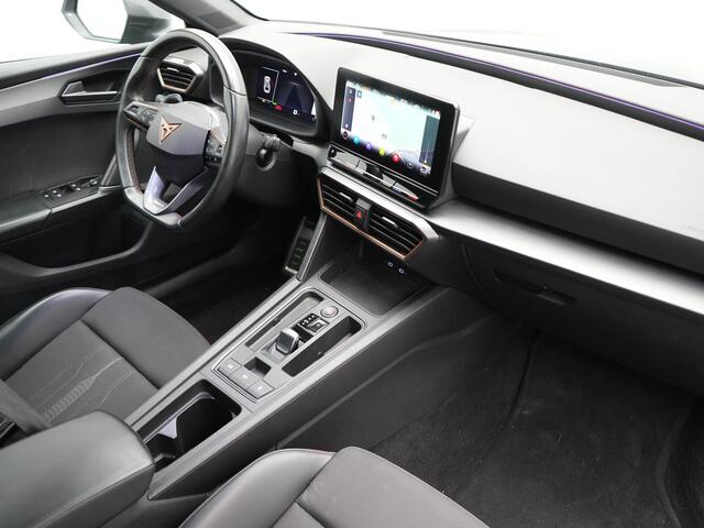 Cupra Leon Sportstourer 1.4 e-Hybrid VZ Adrenaline PHEV 245pk Dealer O.H | Trekhaak | Cruise Control | Sportstoelen & Stuur Verwarmd | Camera | Apple Carplay | Sfeerverlichting | Keyless | Virtual | Navigatie | DAB | 19"L.M