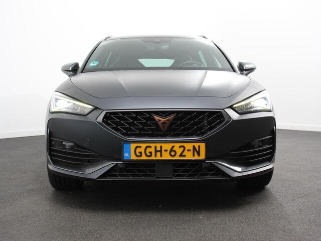 Cupra Leon Sportstourer 1.4 e-Hybrid PHEV Automaat VZ Business 19"Lichtmetalen velgen Navigatie Apple Carplay Android Auto Electrisch bedienbare achterklep Camera Parkeer sensoren Led Climate Control