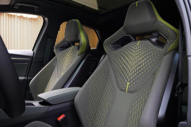 Cupra Raval VZ/225pk Rebel 56 kWh|2026|Pano|Topsport-stoelen+Memory|Navi|PDC+360Camera+Assist|LED|Cruise+ACC|Sfeerverlichting+Doorprojections|Sennheiser|VOL!