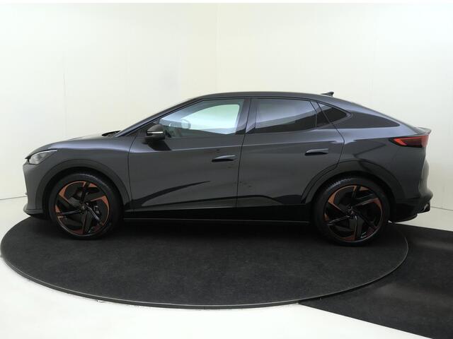 Cupra Tavascan VZ Adrenaline 82 kWh | Panoramadak | Adaptieve demping systeem | 360 camera | Head-up display | 3-zone airco | Parkeerassistent | Dodehoek detectie | Keyless |