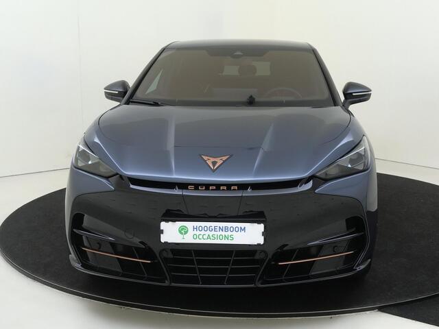 Cupra Tavascan Business 82 kWh | SoH 100% | Trekhaak | Achteruitrijcamera | 3-zone airco | Dodehoek detectie | Keyless | Adaptieve cruise control | CarPlay | Stoel- en stuurwielverwarming |