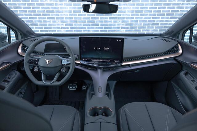 Cupra Tavascan 82 kWh Endurance | Warmtepomp | Stoelverwarming | Achteruitrijcamera | Parkeersensoren | Parkeerassistent | Keyless Entry | Elektrische Achterklep | Cruise Control Adaptief | Dodehoekdetectie | Navigatie | Apple Carplay | Android Auto | Lichtmetalen Velgen 19 inch