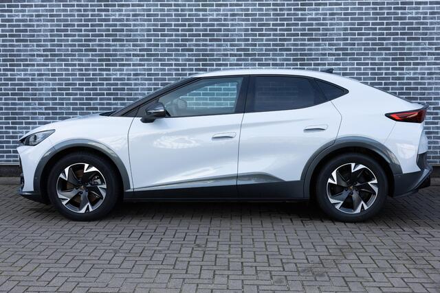 Cupra Tavascan 82 kWh Endurance | Warmtepomp | Stoelverwarming | Achteruitrijcamera | Parkeersensoren | Parkeerassistent | Keyless Entry | Elektrische Achterklep | Cruise Control Adaptief | Dodehoekdetectie | Navigatie | Apple Carplay | Android Auto | Lichtmetalen Velgen 19 inch