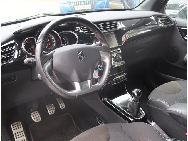 DS DS 3 110 Pk Benzine *** Performance Line *** Navigatie * Achteruitrij Parkeer Camera * Climate & Cruise Control * Apple Car Play * Vingerhoets: Vierde Generatie Eersteklas Service !
