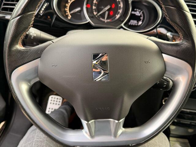 DS DS 3 1.2 PureTech Givenchy Le MakeUp 110pk Trekhaak | Zwarte velgen | Navigatie | Cruise control | Nieuwe distributie riem