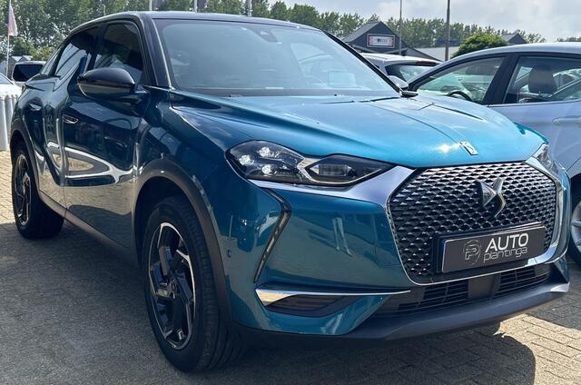 DS DS 3 CROSSBACK 1.2 PureTech Grand Chic 156PK | BOMVOL | AUTOMAAT | 1e Eigenaar | NL AUTO | Trekhaak | DAB+ | 18 Inch | Lederen Bekleding | Navigatie | Climate Control | Apdative Cruise Control | Head Up Display | Focal |