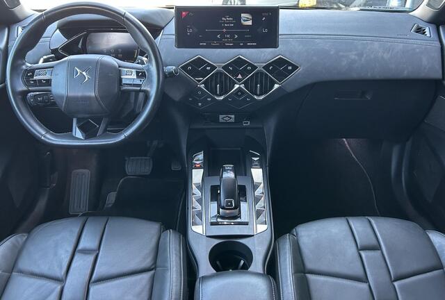 DS DS 3 CROSSBACK 1.2 PureTech Grand Chic 156PK | BOMVOL | AUTOMAAT | 1e Eigenaar | NL AUTO | Trekhaak | DAB+ | 18 Inch | Lederen Bekleding | Navigatie | Climate Control | Apdative Cruise Control | Head Up Display | Focal |