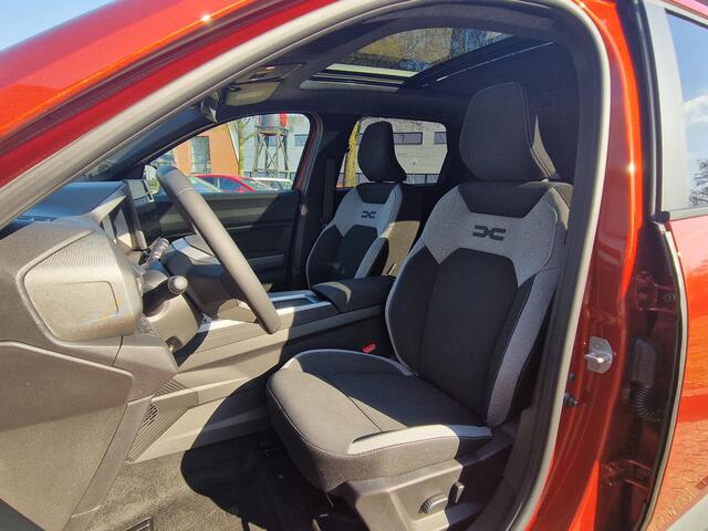 Dacia Bigster Full Hybrid 155pk Journey / Panorama dak / Adaptieve Cruise Control / Elektrisch bedienbare Achterklep / Voorruitverwarming / Verwarmbare voorstoelen / Stuurwielverwarming / Navigatie af fabriek / 360 Graden(Rondomzicht)-camera / Apple Carplay & Android A