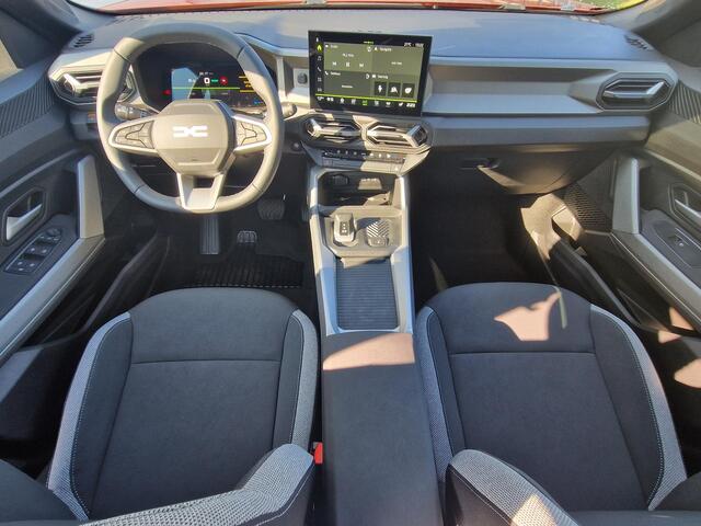 Dacia Bigster Full Hybrid 155pk Launch Edition / Panorama dak / Adaptieve Cruise Control / Elektrisch bedienbare Achterklep / Voorruitverwarming / Verwarmbare voorstoelen / Stuurwielverwarming / Navigatie af fabriek / 360 Graden(Rondomzicht)-camera / Apple Carplay & Android Auto / 19" Lichtmetalen Velgen / Levertijd I.O. /