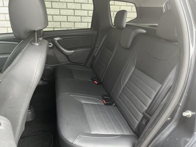 Dacia DUSTER 1.2 TCe 4x2 Blackshadow | Dealer onderhouden | Trekhaak | Stoelverwarming | Achteruitrijcamera | Navigatie |
