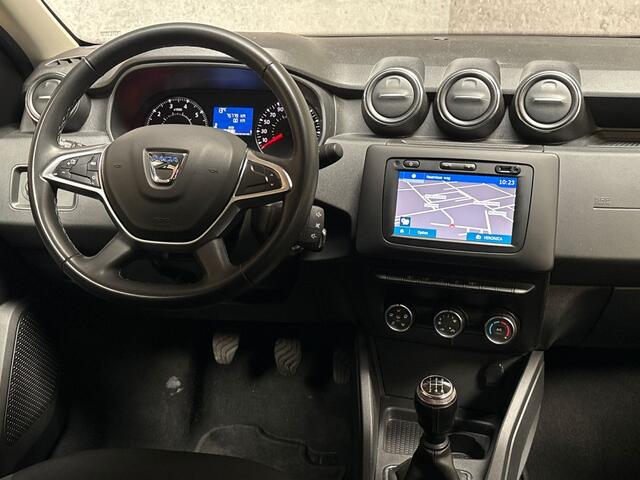 Dacia DUSTER 1.6 SCe Prestige (NAVIGATIE, CAMERA, GETINT GLAS, TREKHAAK, SPORTSTOELEN, LM VELGEN, CRUISE, NIEUWE APK, NIEUWSTAAT)