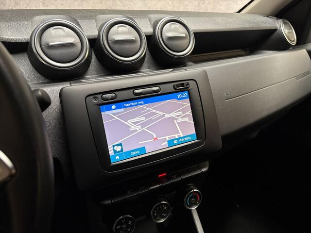 Dacia DUSTER 1.6 SCe Prestige (NAVIGATIE, CAMERA, GETINT GLAS, TREKHAAK, SPORTSTOELEN, LM VELGEN, CRUISE, NIEUWE APK, NIEUWSTAAT)