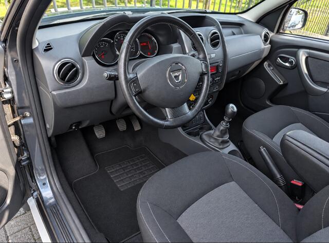 Dacia DUSTER 1.2 TCe 4x2 Série Limitée Robust | Trekhaak | Bullbar | Stoelverw. | PDC | Airco