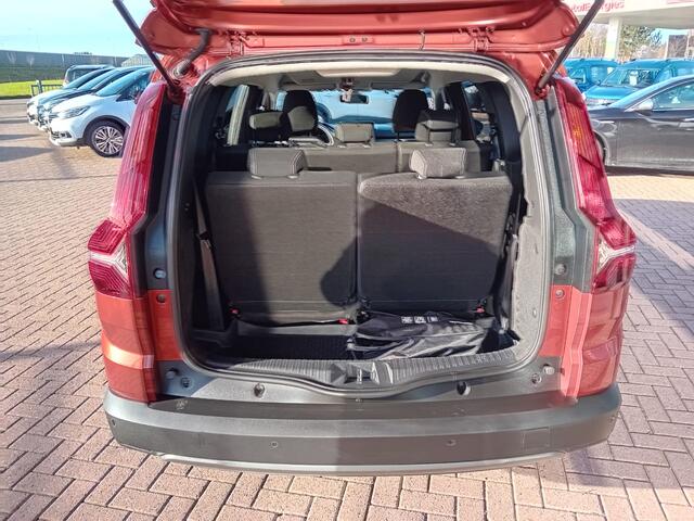 Dacia Jogger 1.0 TCe 110 Extreme 7p. Airco(automatisch), Carplay/Android auto, Navigatie, Bluetooth, Parkeersensoren, Camera, Cruise control, Stoelverwarming, Dode hoek detector, Keyless, Elektrische ramen en spiegels, SOS dienst, Lichtmetalen velgen, Dealer onderhoud
