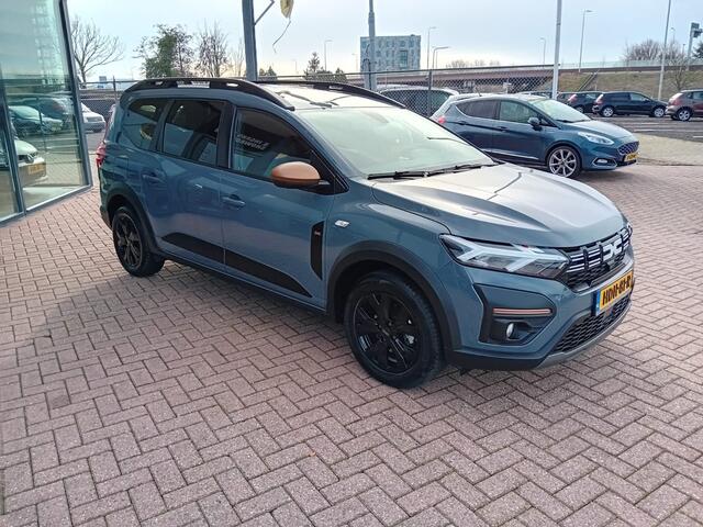 Dacia Jogger 1.6 Hybrid 140 Extreme 7persoons. Automaat, Airco(automatisch), Cruise control, Carplay/Android auto, Bluetooth, Digitaal instrumentenpaneel, Camera, Parkeersensoren, Keyless, Dimlicht automatisch, Regensensor, SOS dienst, Elektrische ramen en spiegels Fa