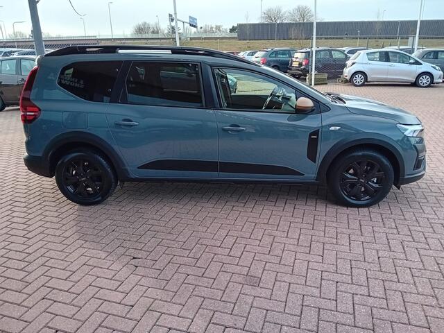 Dacia Jogger 1.6 Hybrid 140 Extreme 7persoons. Automaat, Airco(automatisch), Cruise control, Carplay/Android auto, Bluetooth, Digitaal instrumentenpaneel, Camera, Parkeersensoren, Keyless, Dimlicht automatisch, Regensensor, SOS dienst, Elektrische ramen en spiegels Fa