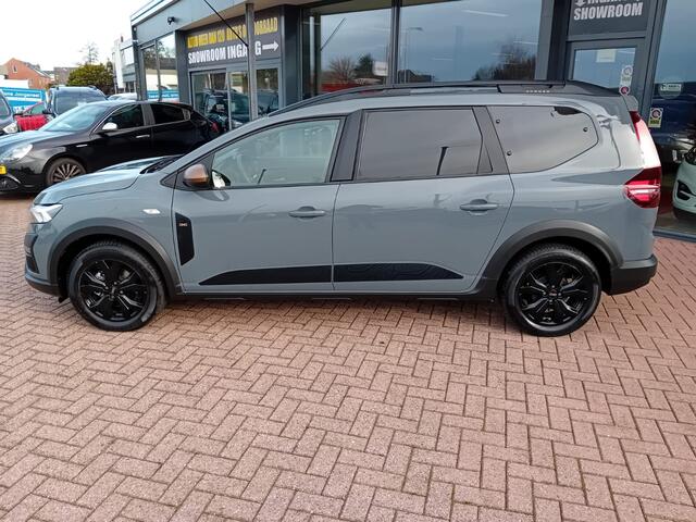 Dacia Jogger 1.6 Hybrid 140 Extreme 7persoons. Automaat, Airco(automatisch), Cruise control, Carplay/Android auto, Bluetooth, Digitaal instrumentenpaneel, Camera, Parkeersensoren, Keyless, Dimlicht automatisch, Regensensor, SOS dienst, Elektrische ramen en spiegels Fa
