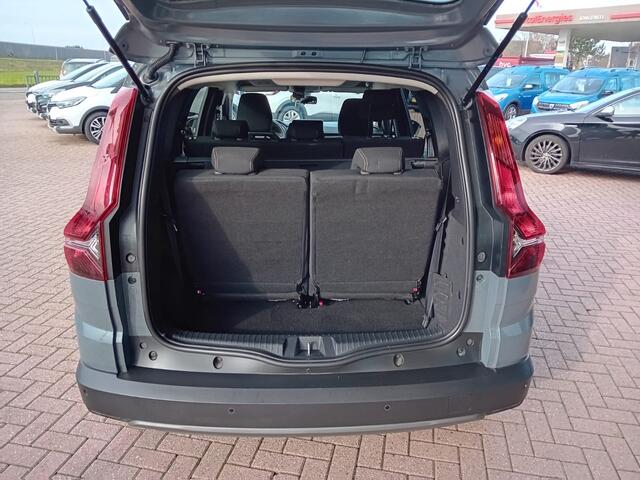 Dacia Jogger 1.6 Hybrid 140 Extreme 7persoons. Automaat, Airco(automatisch), Cruise control, Carplay/Android auto, Bluetooth, Digitaal instrumentenpaneel, Camera, Parkeersensoren, Keyless, Dimlicht automatisch, Regensensor, SOS dienst, Elektrische ramen en spiegels Fa