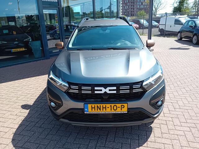 Dacia Jogger 1.6 Hybrid 140 Extreme 7p. Automaat, Airco(automatisch), Carplay/Android auto, Bluetooth, Camera, Parkeersensoren, Dode hoek detector, Cruise control, Stoelverwarming, Dimlicht automatisch, Regensensor, SOS diensten, Keyless, Elektrische ramen en spiegels