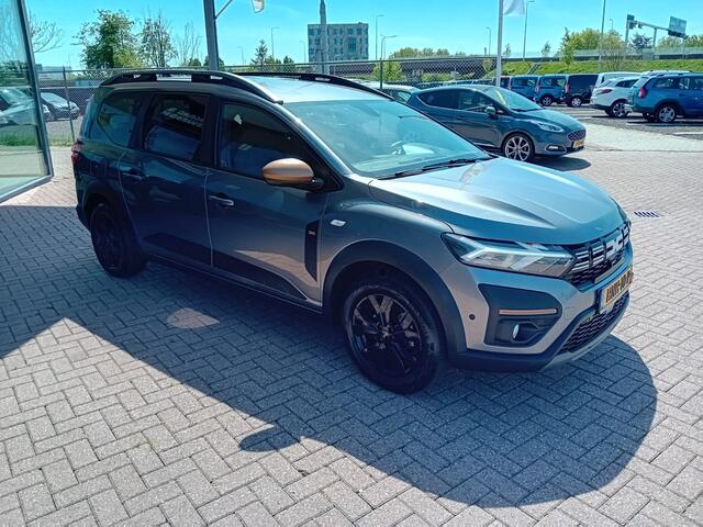 Dacia Jogger 1.6 Hybrid 140 Extreme 7p. Automaat, Airco(automatisch), Carplay/Android auto, Bluetooth, Camera, Parkeersensoren, Dode hoek detector, Cruise control, Stoelverwarming, Dimlicht automatisch, Regensensor, SOS diensten, Keyless, Elektrische ramen en spiegels