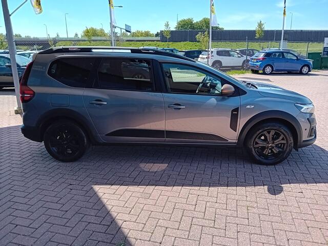 Dacia Jogger 1.6 Hybrid 140 Extreme 7p. Automaat, Airco(automatisch), Carplay/Android auto, Bluetooth, Camera, Parkeersensoren, Dode hoek detector, Cruise control, Stoelverwarming, Dimlicht automatisch, Regensensor, SOS diensten, Keyless, Elektrische ramen en spiegels