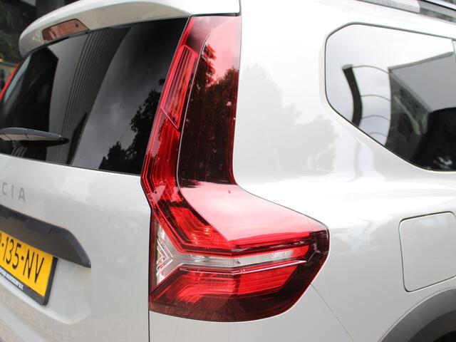 Dacia Jogger TCe 100 Bi-Fuel Extreme 5p. / DEALER ONDERHOUDEN / CAMERA / CRUISE / CLIMATE / KEYLESS / PDC A / PRIVACY GLASS / APPLE CARPLAY / ANDROID AUTO / DAB / 16'' LMV