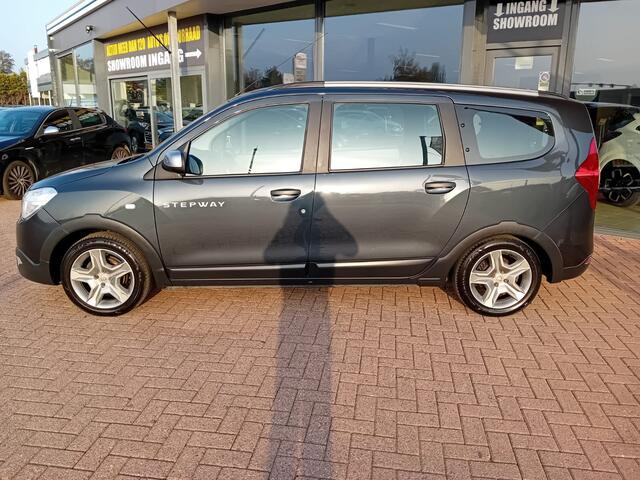 Dacia LODGY 1.6 SCe Stepway 7p., Airco, Multimediasysteem, Bluetooth telefoonverbinding, Navigatie, Parkeersensoren, Cruise control, Elektrische ramen en spiegels, Winterset op velg, Nette auto, Dealer onderhouden, BOVAG
