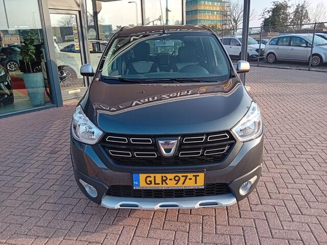 Dacia LODGY 1.6 SCe Stepway 7p., Airco, Multimediasysteem, Bluetooth telefoonverbinding, Navigatie, Parkeersensoren, Cruise control, Elektrische ramen en spiegels, Winterset op velg, Nette auto, Dealer onderhouden, BOVAG