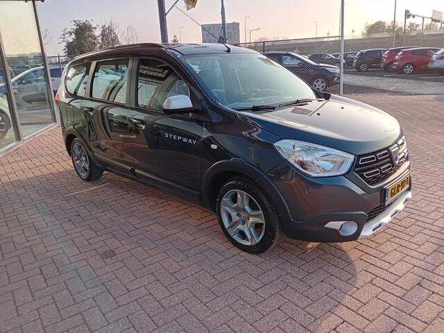 Dacia LODGY 1.6 SCe Stepway 7p., Airco, Multimediasysteem, Bluetooth telefoonverbinding, Navigatie, Parkeersensoren, Cruise control, Elektrische ramen en spiegels, Winterset op velg, Nette auto, Dealer onderhouden, BOVAG