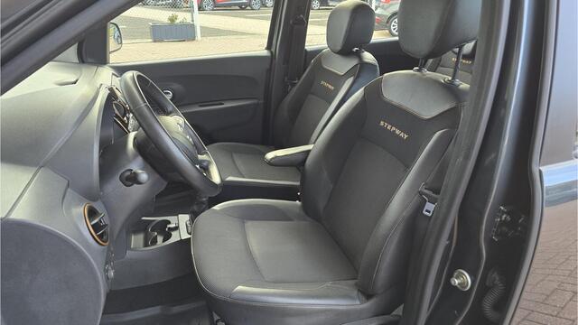 Dacia LODGY 1.2 TCe Stepway 7p. Airco, Voorstoelen verwarmd, Multimediasysteem, Navigatie, , Cruise control, Achteruitrijcamera, Parkeersensoren, Elektrische ramen en spiegels, Lichtmetalen velgen, BOVAG GARANTIE