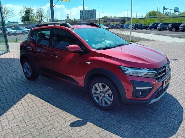 Dacia SANDERO 1.0 TCe 90 Comfort Stepway, Airco(automatisch), Carplay, Multimedia systeem, Cruise control, Parkeersensoren, Stoelverwarming, Dode hoek sensor, Camera, Elektrische ramen en spiegels Zeer nette auto, Dealer garantie, BOVAG