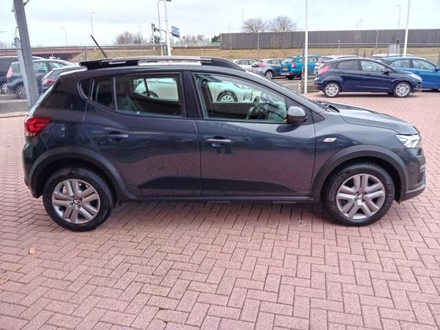 Dacia SANDERO Stepway 1.0 TCe 90 Comfort Automaat, Airco(automatisch), Carplay/Android auto, Cruise control, Navigatie, Parkeersensoren, Camera, Keyless, Dode hoek detector, Stoelverwarming, Elektrische ramen en spiegels, Zeer nette auto, Fabrieksgarantie, BOVAG