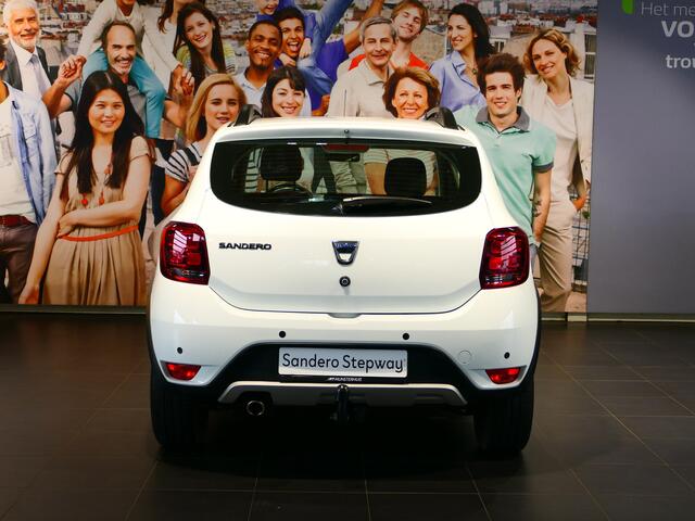 Dacia SANDERO 1.0 TCe Bi-Fuel Stepway Serie Limitee 15th Anniv. !DEALER ONDERHOUDEN! *Trekhaak* - Clima, cruise, navi