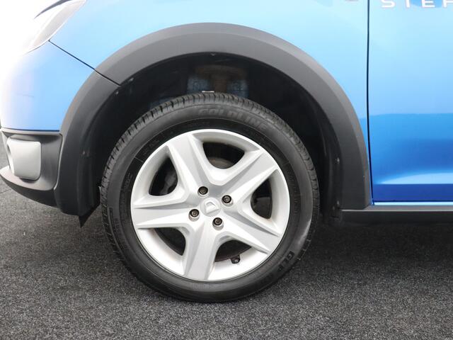Dacia SANDERO 0.9 TCe Stepway Lauréate Trekhaak hoge instap airco centrvergr elecraam audio/aux/stuurbed lmvelg nette auto, met gebruiks sporen, lak beschadiging op de motorkap.