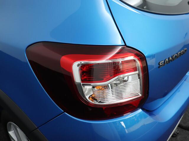Dacia SANDERO 0.9 TCe Stepway Lauréate Trekhaak hoge instap airco centrvergr elecraam audio/aux/stuurbed lmvelg nette auto, met gebruiks sporen, lak beschadiging op de motorkap.
