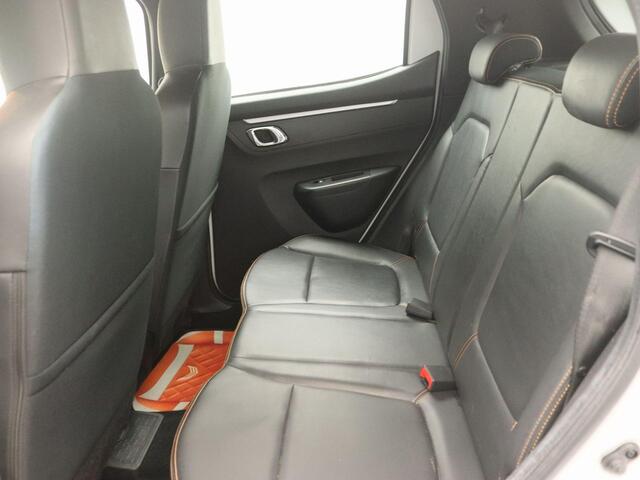 Dacia Spring Comfort Plus met Orange Pack 27 kWh | Navigatie met Apple CarPlay & Android Auto | CCS snellader | Parkeersensoren achter met optische en sonische weergave | Achteruitrijcamera