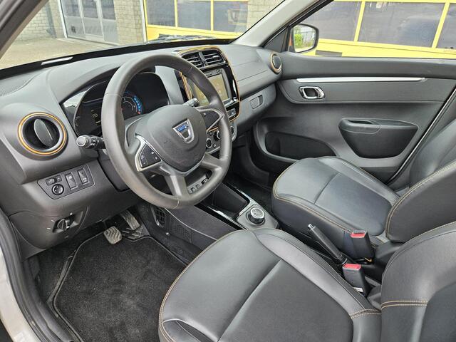 Dacia Spring Comfort Plus (Orange Pack) 27 kWh 1e Eigenaar | Elektrisch | Airco | LM-Velgen | Dakrail | El ramen V+A | Camera | Centrale vergrendeling | 13.091 KM!!