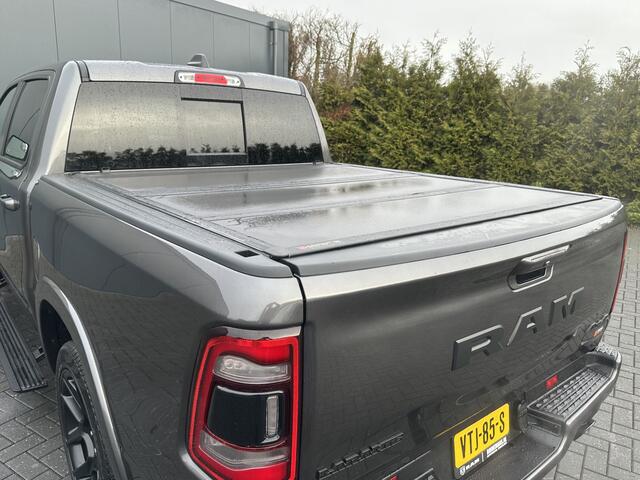 Dodge 1500 Ram V8 LARAMIE NIGHT / 54.022 KM / PANO / 3.5T TREKHAAK / LPG-G3 / CAMERA / CREW CAB / GORILLA EXHAUST